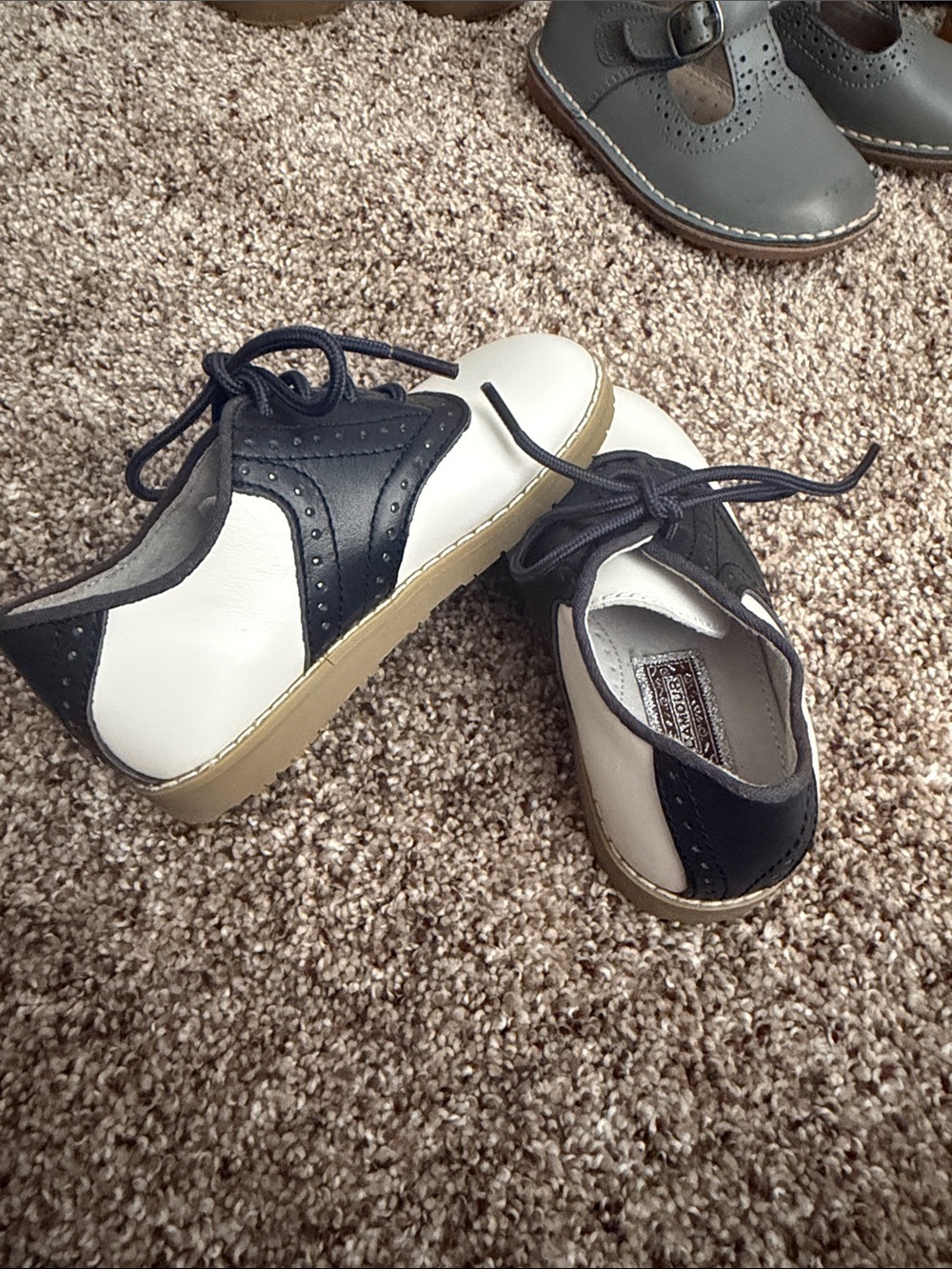 L’Amour Luke Two-Tone Leather Saddle
Shoe Navy and White - Size 9 - Picture 3 of 5